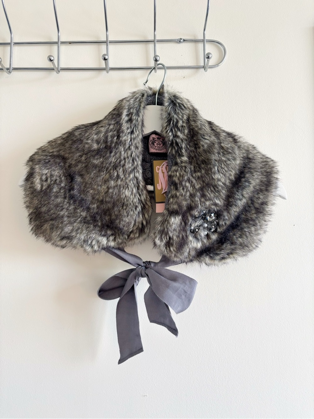 NWT Juicy Couture Y2K Faux Fur Ribbon Tie Collar Scarf Beaded Brooch Grey